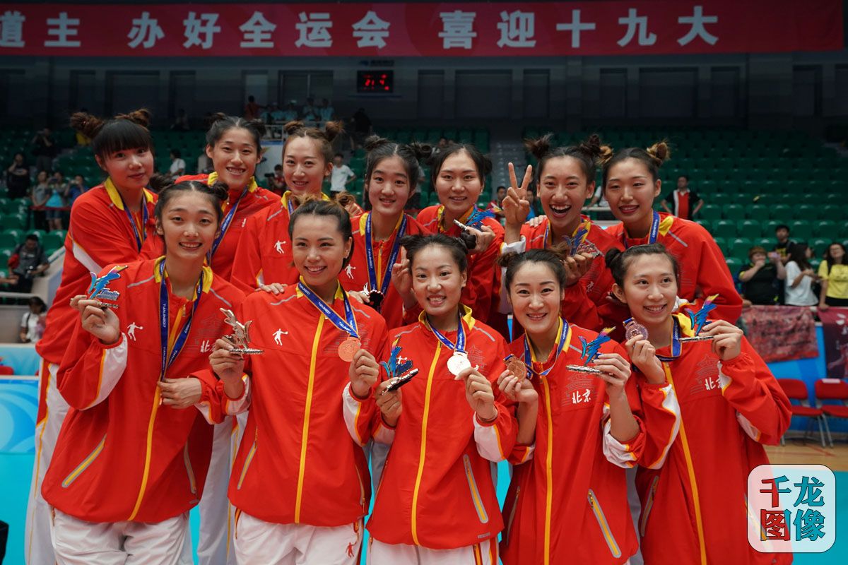 全运女排北京3-0辽宁获季军 颁奖仪式津娃发型
