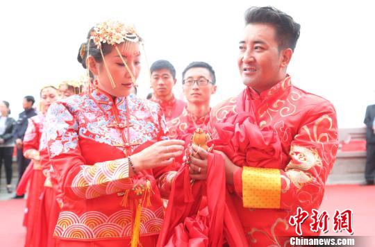 甘肃庆城举行集体婚礼抵制农村天价彩礼