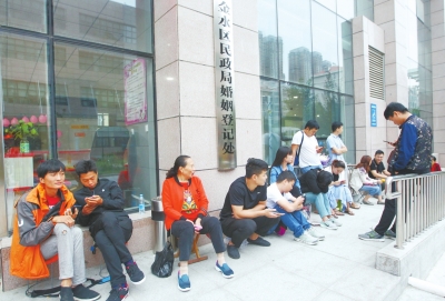 七夕郑州多个区出现扎堆领证 跑腿小哥排第一