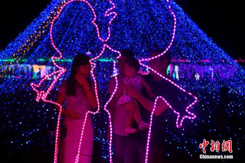 3000万个光源湖南永兴县演绎浪漫灯光秀