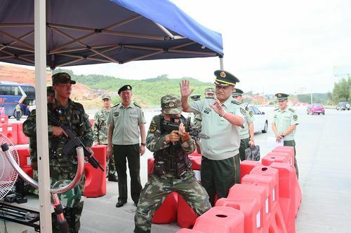 武警广西总队司令员王强正在执勤点上与官兵进行战法研究