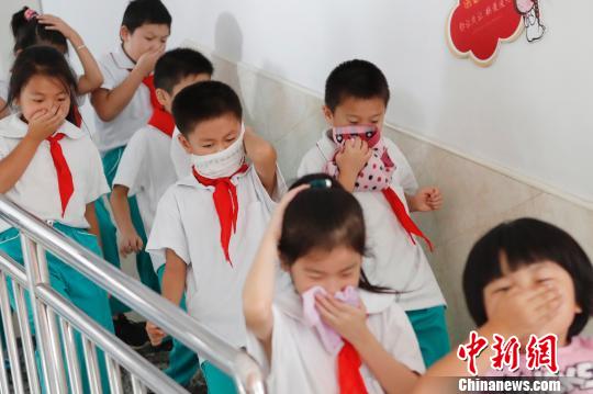 开学首日上海小学生练习逃生