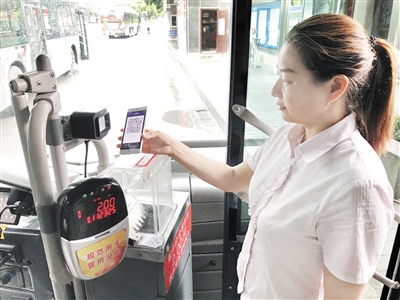 来不及了快上车 没带卡？扫一扫！