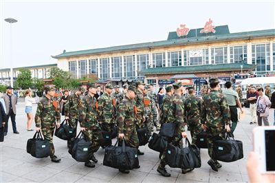 今年西安首批新兵奔赴军营 高学历比例高于往