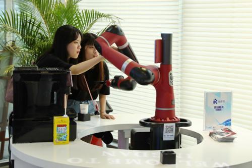 多款人工智能新成果亮相深圳科技影视周