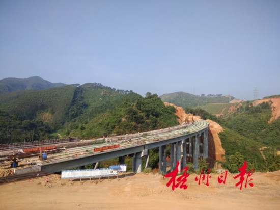 梧州环城高速公路底冲大桥T梁架设全部完成