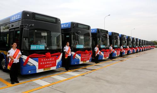 全国首创 空中快充 新型纯电公交青岛上路运营