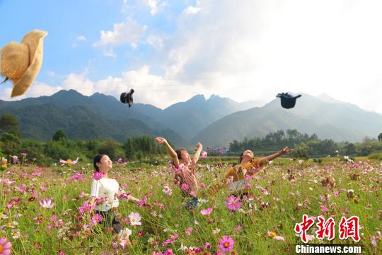 航拍江西德兴多彩农舍 似童话世界 多彩王国