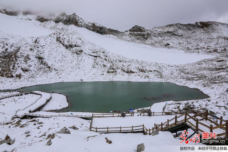 达古冰山风景名胜区位于四川阿坝藏族羌族自治州黑水县境内,系罕见的