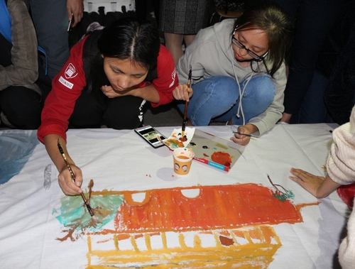 苏大学子手绘十米长卷献礼十九大