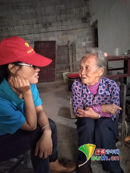 广西忻城县志愿者为贫困山区孤寡老人送温暖