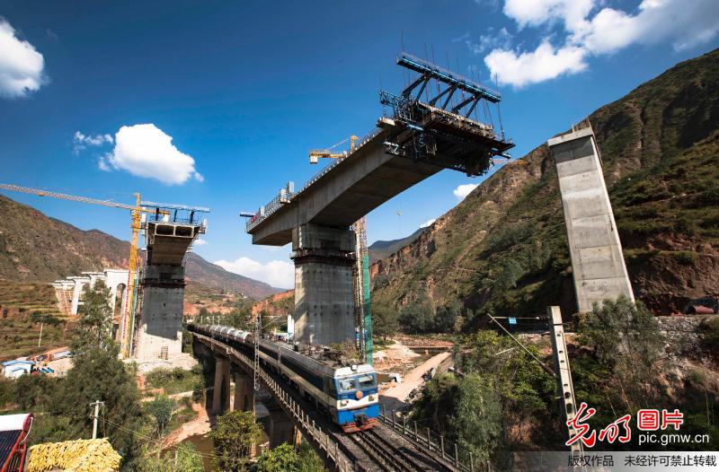 新建成昆铁路龙川江三线大桥实现墩中转体