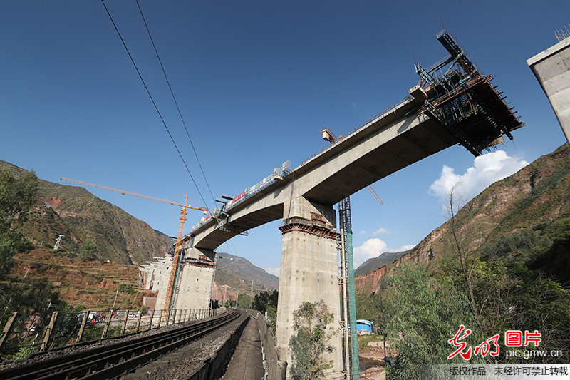 新建成昆铁路龙川江三线大桥实现墩中转体(3)_焦点图 _光明网