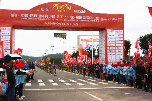 中国-东盟国际马拉松收官 肯尼亚选手包揽男女