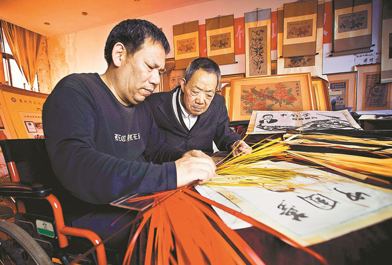 赵行恩(右)指导学徒编织竹编工艺品。通讯员 赵亮宇 摄 本报讯 (首席记者 汤艳娟)用竹编工艺品来宣传党的十九大精神,这样的新鲜事儿你见过吗?近日,重庆市非物质文化遗产大石竹编第五代传承人赵行恩,就带着一幅编有党的十九大报告内容的竹编工艺品走进社区,用群众喜闻乐见的形式宣讲党的十九大精神。 垫江境内竹资源丰富,竹编制品历史悠久。该县民间赵氏家族的大石竹编于2011年被评为重庆市非物质文化遗产,第五代传承人赵行恩已年近80岁。他在传承竹编技艺时不断创新,发明的排针剖篾器可使剖出的篾