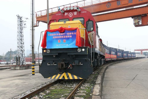 中欧班列跨境集装箱直通运输班列在南宁首发