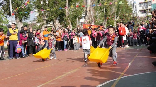 广西教育厅幼儿园:家长与孩子共享趣味童年