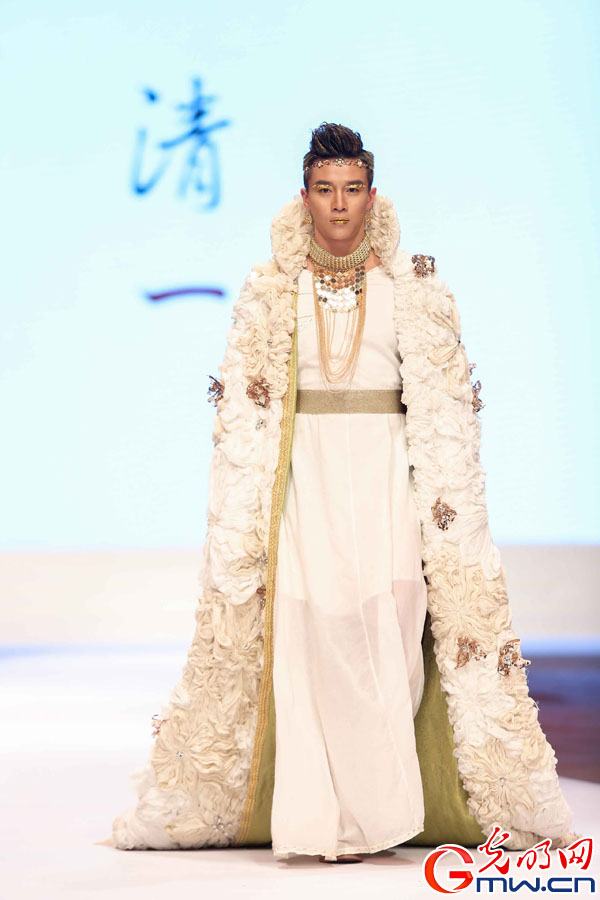 丝绸之路国际时装周震撼开幕 时尚界又现新航