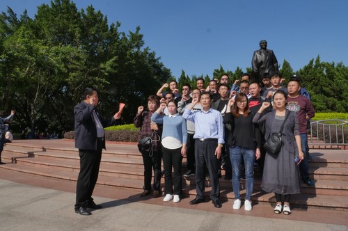 第三期学员在深圳莲花山小平同志像前重温入党誓词.jpg .