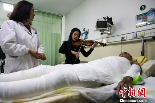 武汉一家医院引入音乐治疗助烧伤患者康复