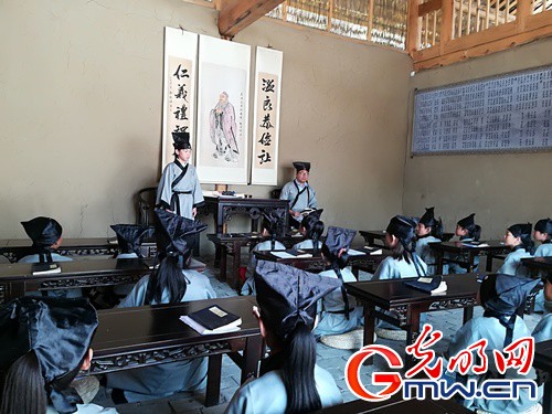 传统文化诵读 张亚雄摄