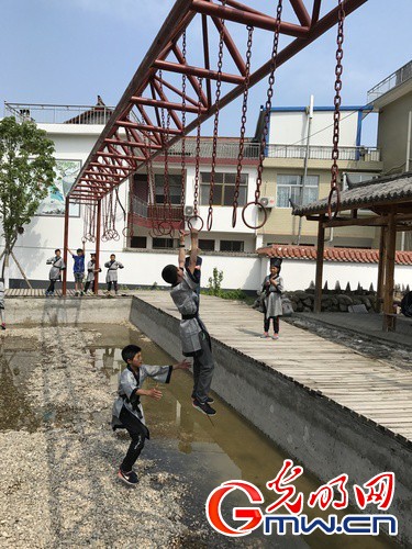 散学归来的学生在玩耍 张亚雄摄