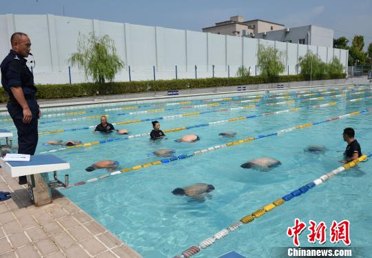 重庆百余名中小学生走进民警战训基地学习防溺