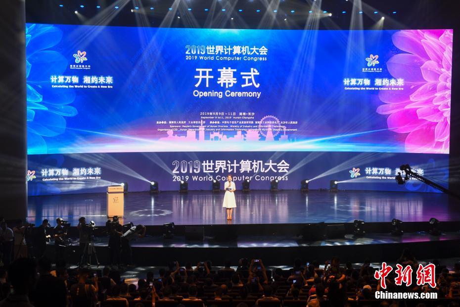 上海东方艺术中心推艺术脱口秀