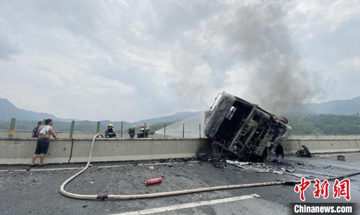 四川巴中:大货车爆胎失控撞护栏侧翻起火 数百万元货物被烧