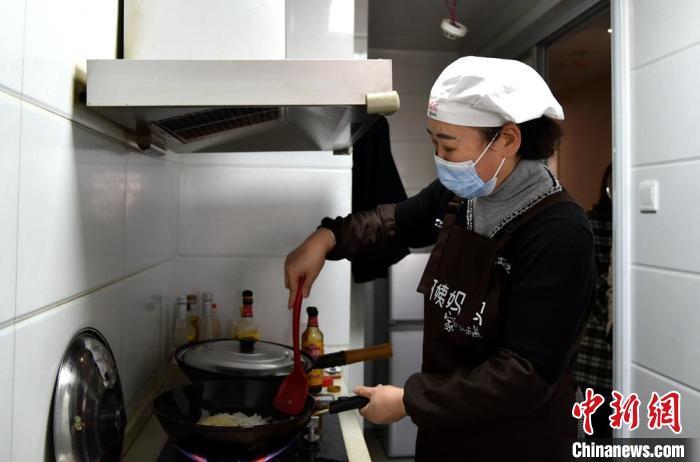 中新网记者 朱志庚"您好,我是今天上门做饭的阿姨,我姓梁