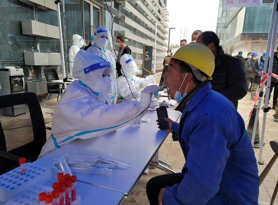 西安高新区城市客厅管办全员出动保障辖区30个项目工地核酸采样