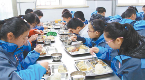 青岛五十中的学生在学校食堂吃午餐.