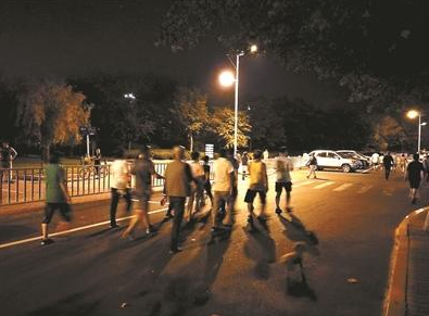 青岛取消为暴走团封路措施 仍有人暴走马路