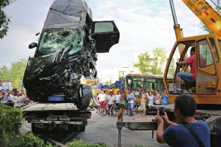 西安一路虎疑逆行撞上公交车 至少14人受伤