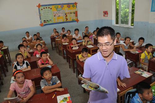 一只手托起教师梦