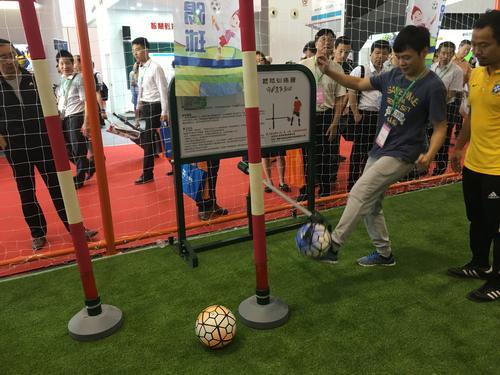 首创足球路径亮相装备展 吸引参展者现场体验