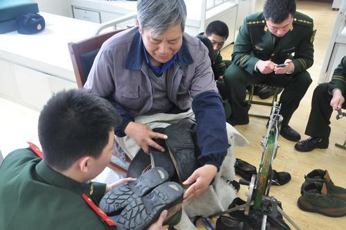 "雷锋鞋匠"孟广斌到警营