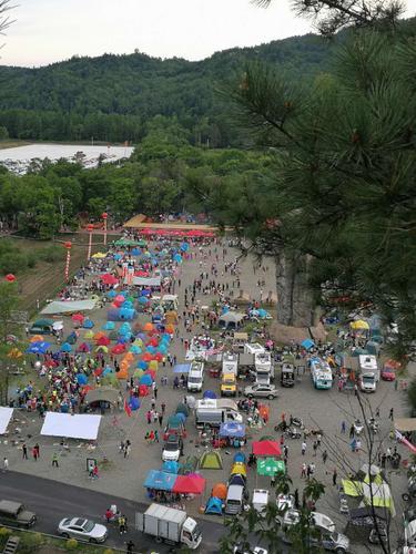 伊春·桃山第四届悬羊峰美食帐篷节引三千游客