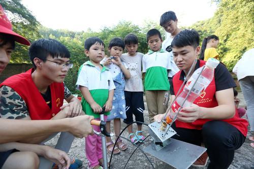 广西柳州:大学生暑期支教山区留守娃