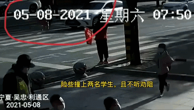太疯狂丨宁夏一男子驾车强闯“护学岗”，交警被拖倒在地！