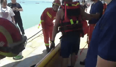 突发！厦门9名游客被困海中，包括两名小孩，消防紧急救援