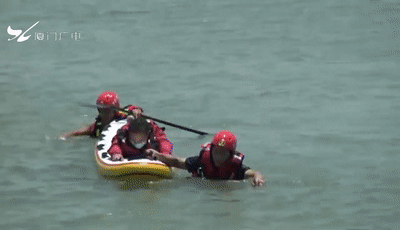 突发！厦门9名游客被困海中，包括两名小孩，消防紧急救援