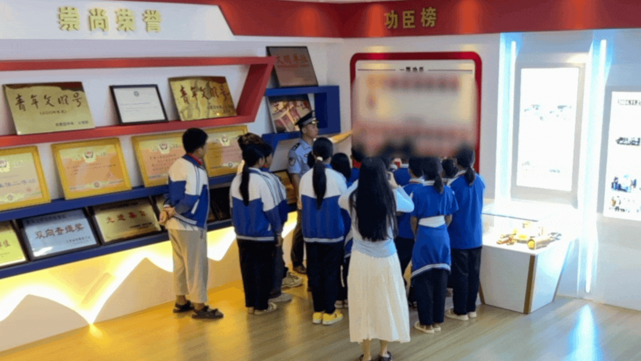 “老师，这面功臣榜不允许拍照”