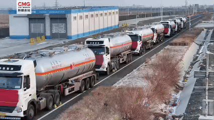 新疆阿拉山口:全国首单航空煤油出口中亚 新疆阿拉山口:全国首单航空煤油出口中亚