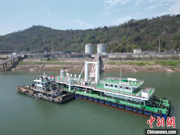 长江上游首个5000吨级输油趸船安装就位