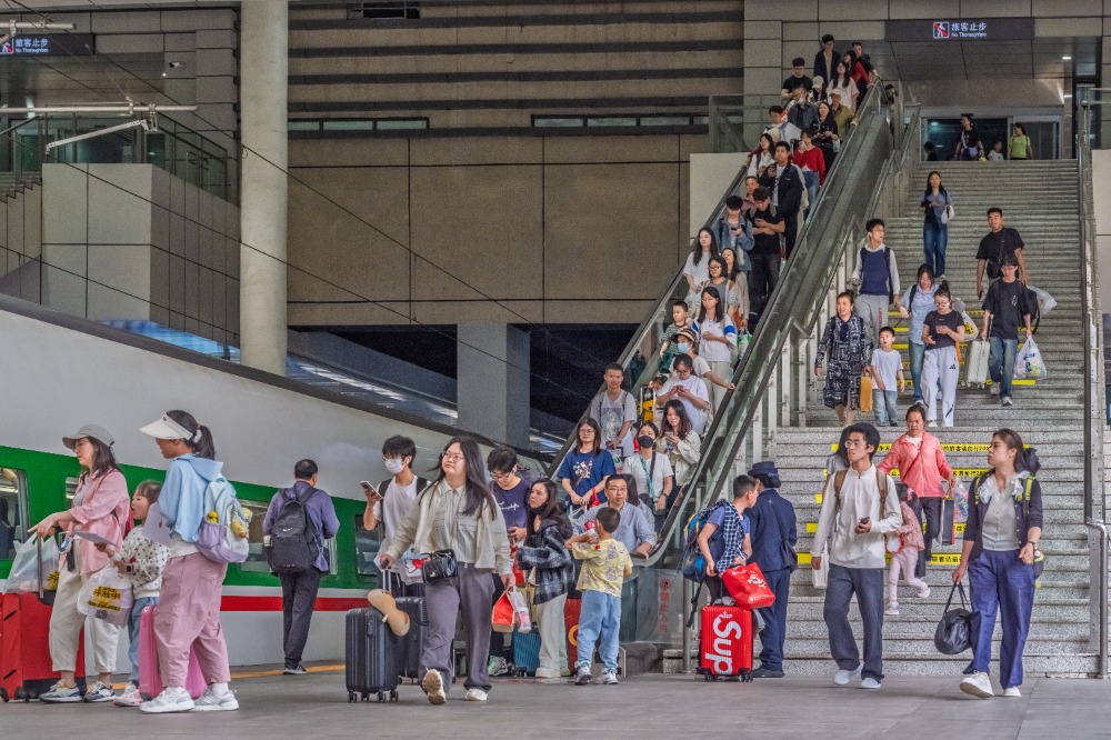 图片新闻｜“五一”假期 火车站迎出行高峰