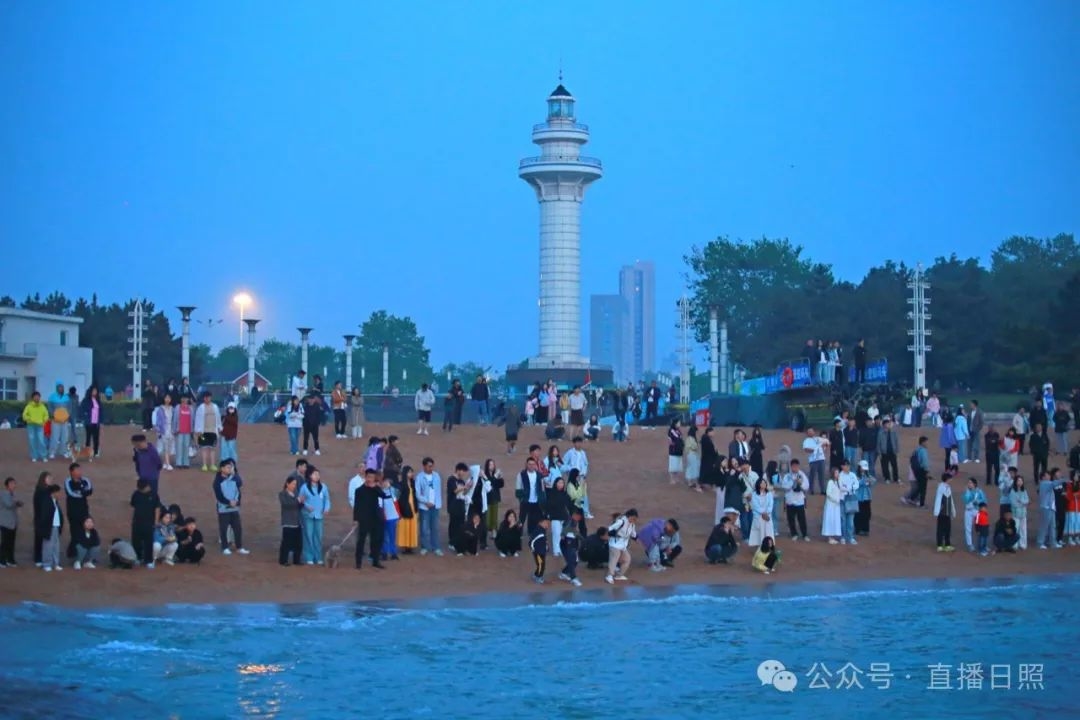 日照海边，游客扎堆了！