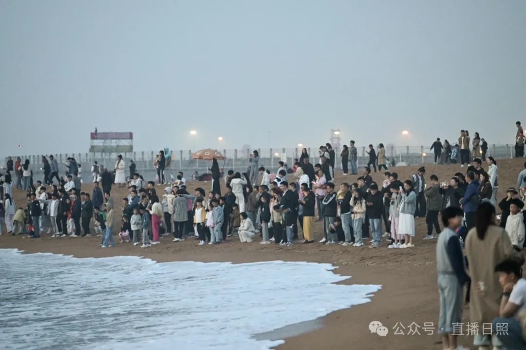 日照海边，游客扎堆了！
