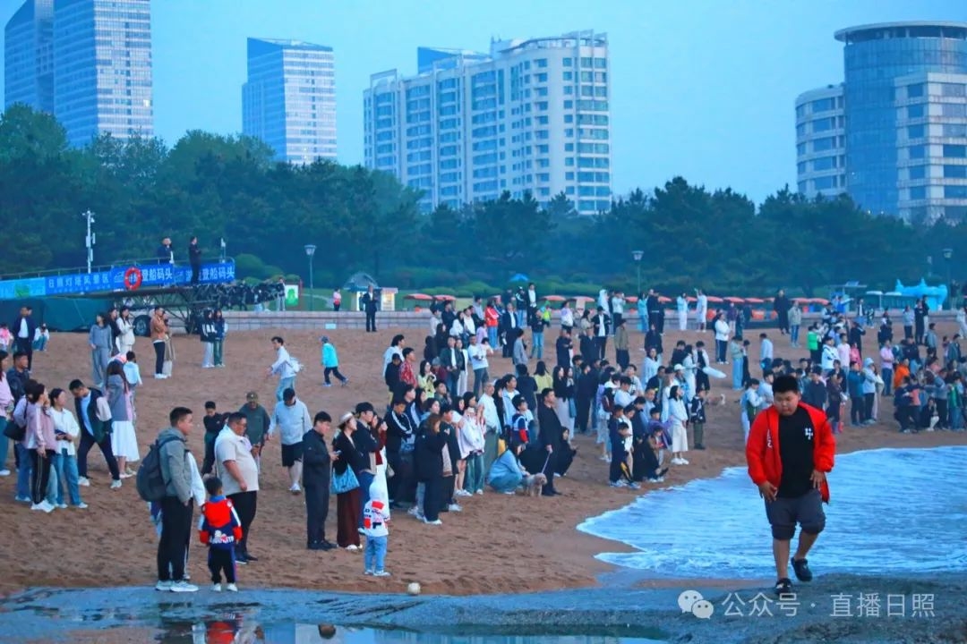 日照海边，游客扎堆了！