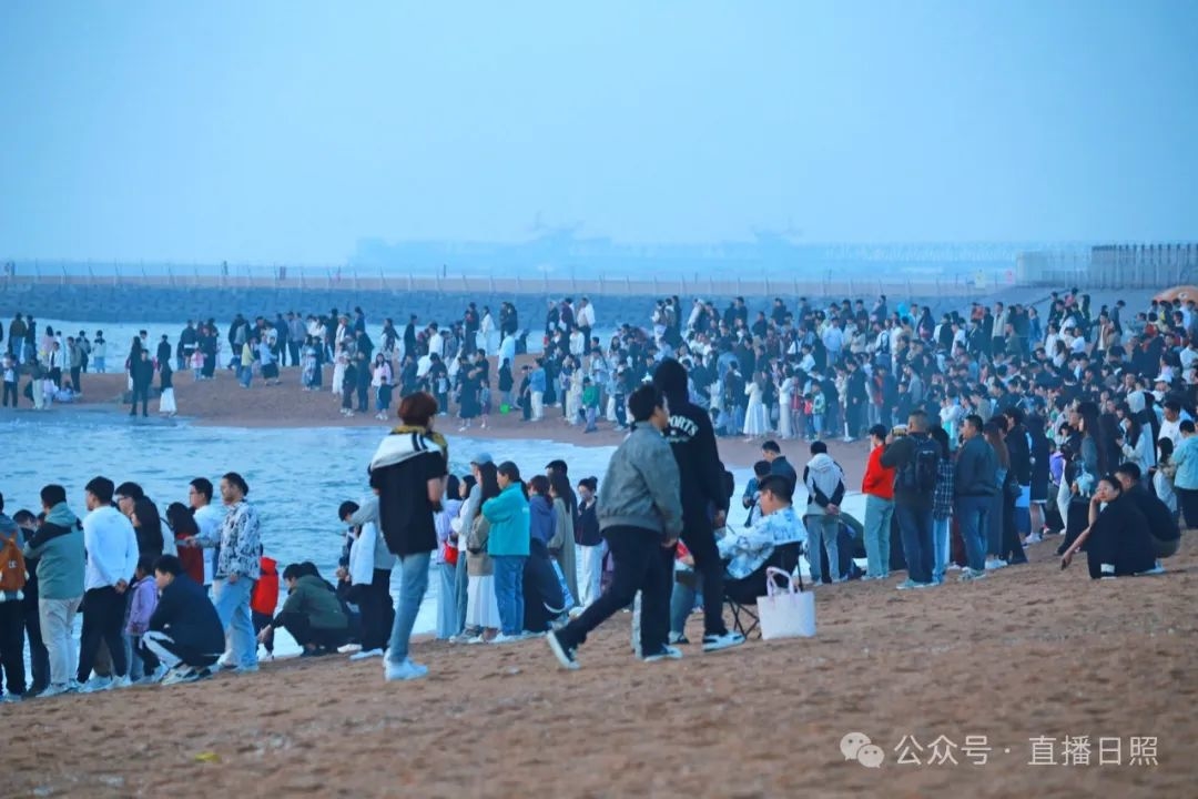日照海边，游客扎堆了！